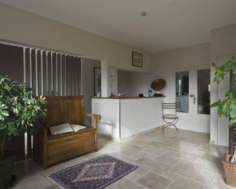 Hotel Les Oliviers - Tourrettes - Rezeption