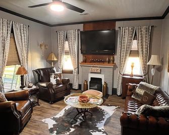 2-bedroom farmhouse in tranquil Shelby with cozy charm - Shelby - Huiskamer