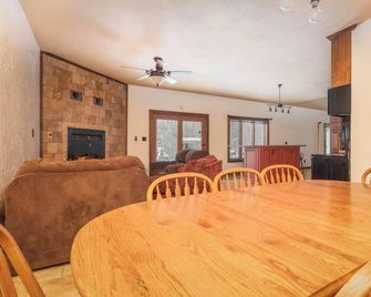 Private 40-Acre Cabin + Indoor Pickleball & Trails - Sauk Centre - Dining room