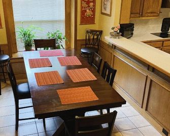 Homestayyy - Dallas - Dining room