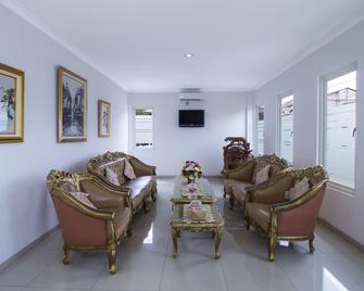 RedDoorz @ Jatiwaringin - Bekasi - Living room