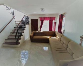 Cozy, lovely with breath-taking view, Cool breeze - Silang - Sala de estar