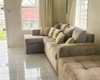 Remarkable 2-Bed House in Discovery Bay - Discovery Bay - Salon