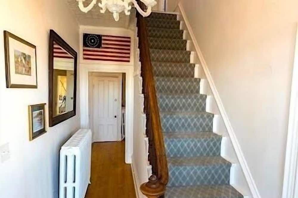 Captain Sawyer's Bed & Breakfast - Boothbay Harbor - Escalier