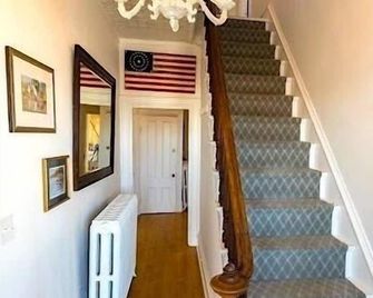 Captain Sawyer's Bed & Breakfast - Boothbay Harbor - Escalier