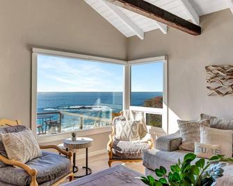 Ocean Front Beach House! Private Stairs To Sand! - Laguna Beach - Living room