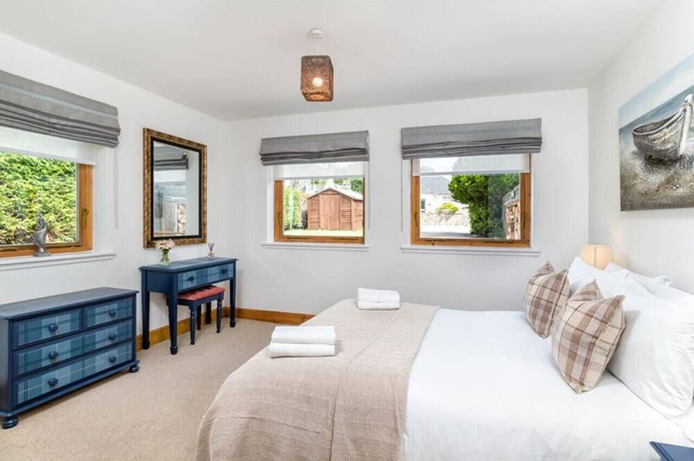 Dormie Cottage, lovely bright and spacious bungalow with wood fire - באלאטר - חדר שינה