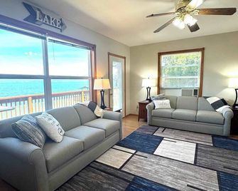 Old Goat Inn, Wonderful Cottage on Flathead Lake - Somers - Living room