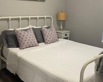 The Bernice - 2 Bedroom Apt In Quilt Town, Usa - Hamilton - Bedroom