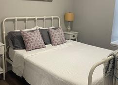 The Bernice - 2 Bedroom Apt In Quilt Town, Usa - هاميلتون، ميزوري - غرفة نوم