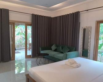OYO 93748 Tungku Klui Hotel - Mangsit - Habitación