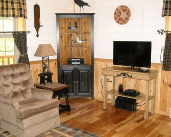 Rustic Cabin - Close to Bar Harbor & Acadia National Park License # VR2R24-059 - Bar Harbor - Living room