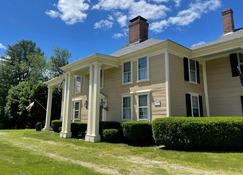 Historic Colonial on Willard Brook. This property is for the history lover ! - Townsend - Budynek