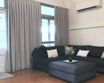Station Masters Queenslander Country Home. Heritage charm meets modern luxury! - Gin Gin - Sala de estar