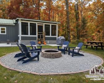 Whitetail Woods Cabin - Seymour - Патіо