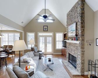 5 Bdrm Beautiful Peaceful Lake Front Home 3 Kings, 1 Queen, 4 Twins, And Pool - Greensboro - Obývací pokoj