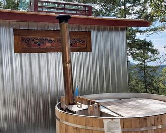 Garden Bay Cliff Dwellings w/dome window Spectacular View - Glamping Experience - Madeira Park