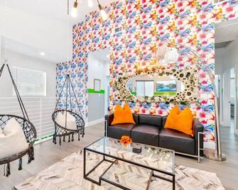 A- Stylish and Comfy NoHo Retreat- 5 Star Area, Hot Tub - Los Angeles - Phòng khách