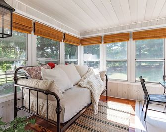 Luxurious, Meticulous, Charming, Beautifully appointed 3bedroom in State College - State College - Living room