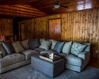 Private lakefront log cabin on 25 acres - 3 bedrooms - Orr - Sala de estar
