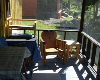 2 Bedroom 'A Frame' Log Cottage in Beautiful Marten River, ON - Olive the Lake Cottage #5 - Temagami - Balcony