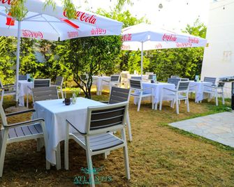 Atlantis Hotel & Apartments - Ksamil - Patio