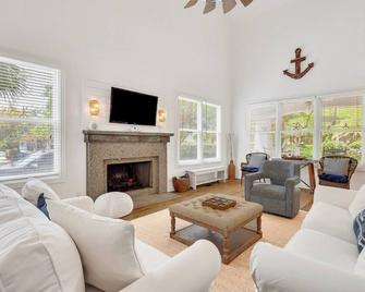 Newly Renovated!! Immaculate Beach Cottage, Walk To Beaches, Restaurants, Shopping! - Saint Simons