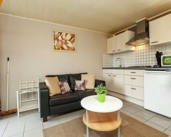 Charming Cottage In Stoumont With Colourful Garden - Stoumont - Sala de estar