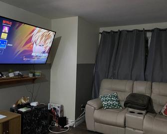 cozy basement Pet friendly proximity to popular attractions wireless internet - Yarmouth - Living room