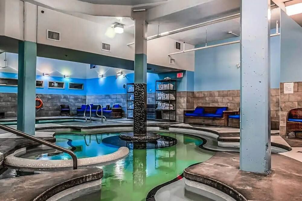 L109 Canmore World Class Solara Resort - Hot tub, Pool, Gym, AirCon, Free Parking & Netflix - كانمور - حوض السباحة