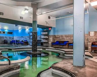 L109 Canmore World Class Solara Resort - Hot tub, Pool, Gym, AirCon, Free Parking & Netflix - Canmore - Piscine