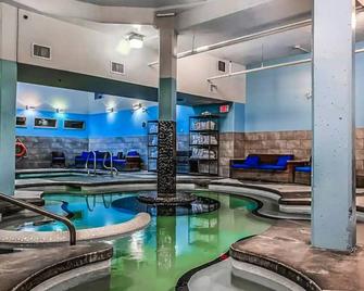 L109 Canmore World Class Solara Resort - Hot tub, Pool, Gym, AirCon, Free Parking & Netflix - كانمور - حوض السباحة