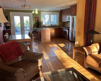 Vancouver British Columbia Westside - Dunbar Haven 2 bedroom home - فانكوفر - غرفة معيشة