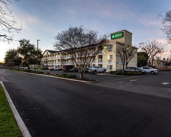 HomeTowne Studios by Red Roof Fresno - West - Fresno - Bygning