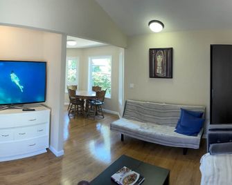 # 1 In Davis - For You And Your Pet! - Davis - Living room