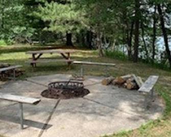 Beautiful 2 Bedroom + Loft cabin just off the water (Cabin #8) - Brainerd - Patio