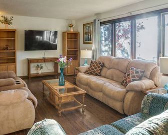 7 Mi to Munsinger Gardens Sartell Home with Deck - Sartell - Sala de estar