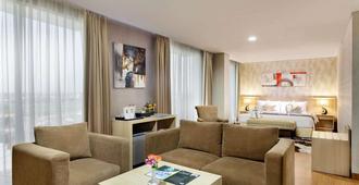 Days Hotel & Suites by Wyndham Jakarta Airport - Tangerang City - Living room