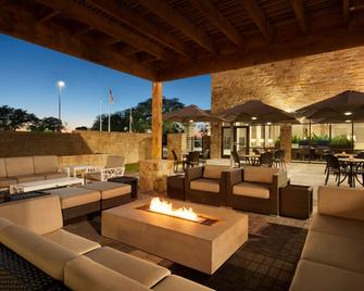 Embassy Suites by Hilton San Antonio Brooks Hotel & Spa - San Antonio - Innenhof