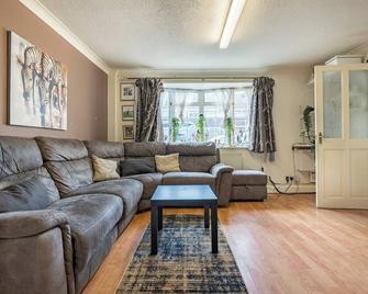 Modern 3BD Stay near Elizabeth Line & Heathrow - Kings Langley - Wohnzimmer
