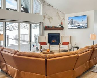 Riverside Luxury: Modern Mountain Retreat with Hot Tub and 3 King Suites! - Lava Hot Springs - Living room