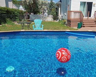 Neat basement with Gym. Quebec Approval # 304526 - Pincourt - Pool