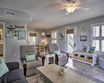 Oceanfront Gulf Shores Condo ~ 2 Mi to The Hangout - Gulf Shores - Living room