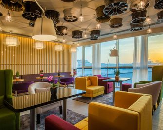 Park Inn by Radisson Dubai Motor City - דובאי - טרקלין