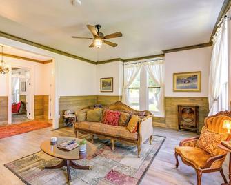 Bright Whites Creek Home 12 Mi to Dtwn Nashville! - Whites Creek - Sala de estar