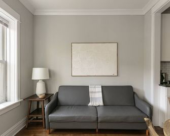 Lincoln Square Oasis - Bright, Clean and in Great Location - Chicago - Living room