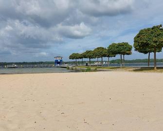 Ferienhaus am Neustädter See mit Großem Garten und Spielplatz, 5 Minuten zum See - Neustadt Glewe - Playa