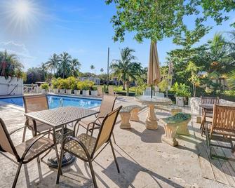 Cozy 3 BR, 1 BA, with pool, on a canal, close to downtown - Fort Lauderdale - Pool