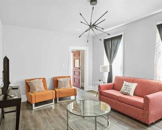 Downtown Detroit Gem 3 Bedrooms & Culture! - Detroit - Living room