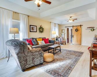 Zanesville Apartment w/ Porch - 3 Mi to Downtown! - Zanesville - Living room